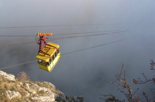 Обычно пассажиры канатной дороги проводят в пути около 15 минут. Для эвакуации застрявших в воздухе после поломки понадобилось 10 часов