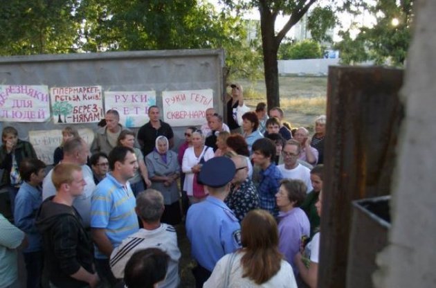 Сотні людей вийшли захистити сквер на Березняках у Києві