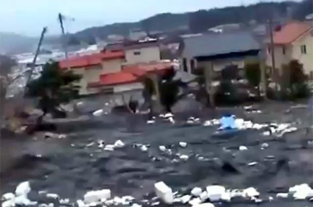 В интернет попало новое видео цунами в Японии 2011 года: волна за минуты разрушила город
