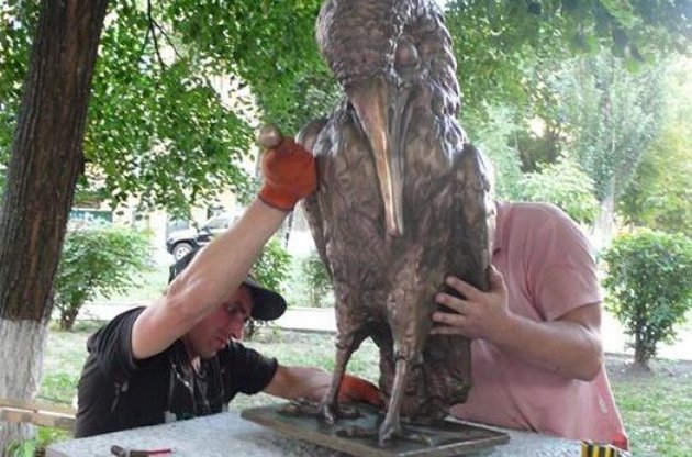 Скульптор зобразив міського інтелігента у вигляді бронзового зимородка