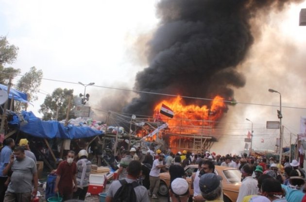 Полиция разгоняет сторонников Мурси из двух палаточных лагерей в Каире