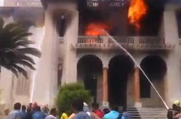 &quot;Братья-мусульмане&quot; пошли на штурм правительственных зданий в предместьях Каира