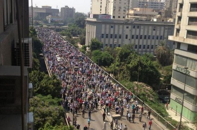Исламисты начали в Египте "пятницу гнева", военные оцепили центр Каира
