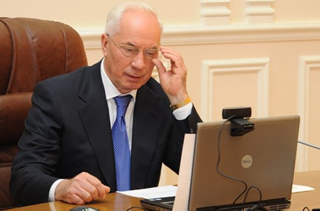 Азаров повідомив користувачам Facebook, що розкраданнями не займається