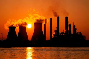 Украинская промышленность продолжает падать, хотя уже не так быстро