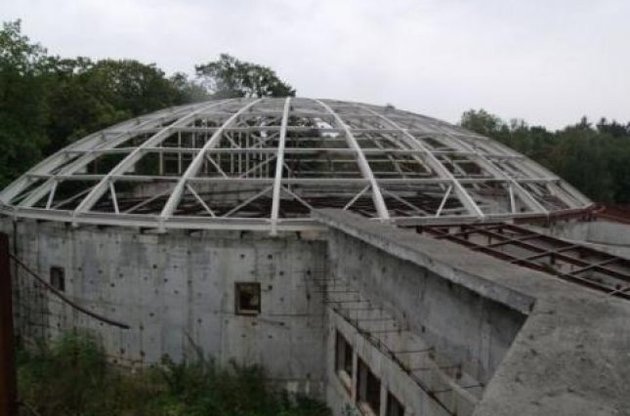 Заброшенный обезьянник в столичном зоопарке: на его достройку у властей больше нет денег