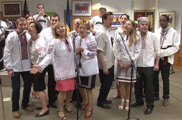 Сотрудники посольства США поздравили украинцев с Днем Независимости, исполнив &quot;Червону руту&quot;