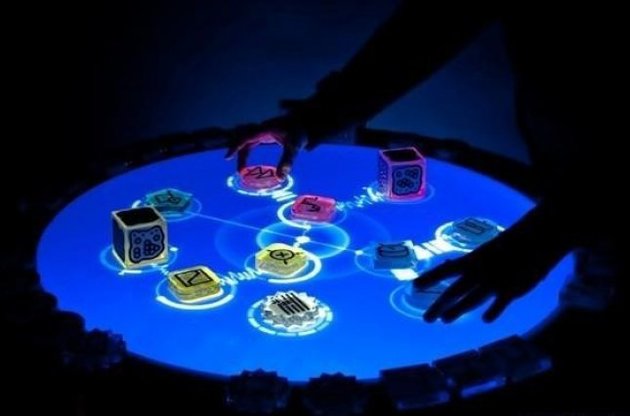 Изображение на воду передает проектор, а движения человека считывает камера в воде