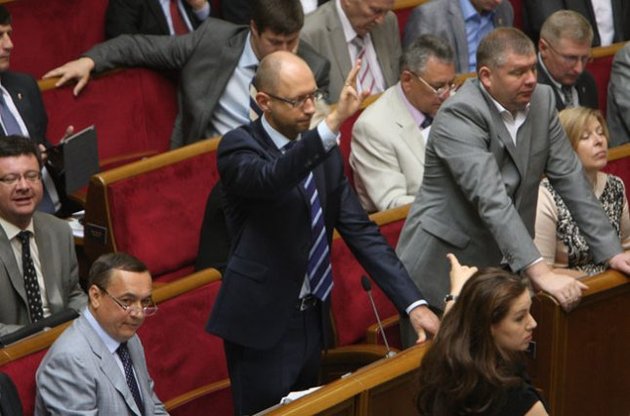 Яценюк запропонував відібрати у Януковича літак