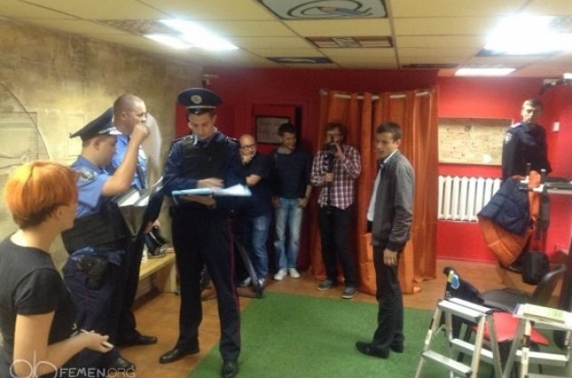 При обыске в офисе FEMEN нашли гранту и простреленный портрет Путина