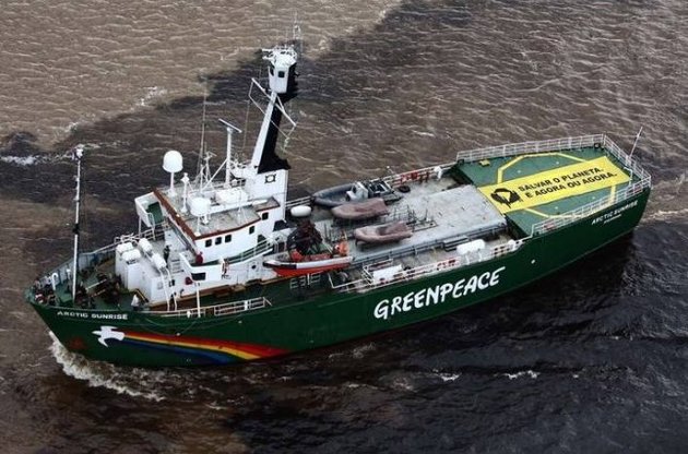 Российские пограничники задержали ледокол Greenpeace