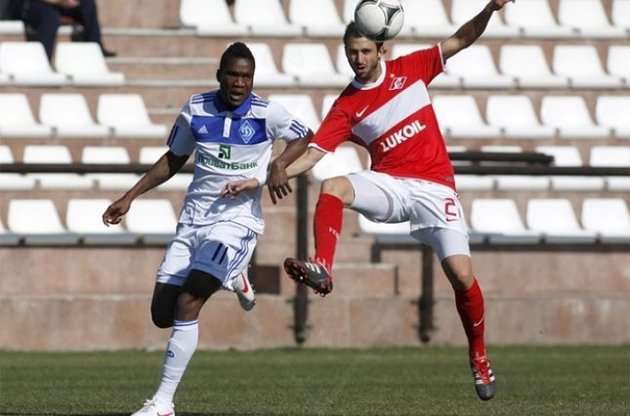 Все меньше болельщиков желают объединить футбольный чемпионат с российским