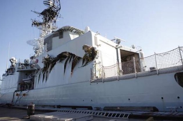 У боевого эсминца оказались пропороты надстройки по левому борту