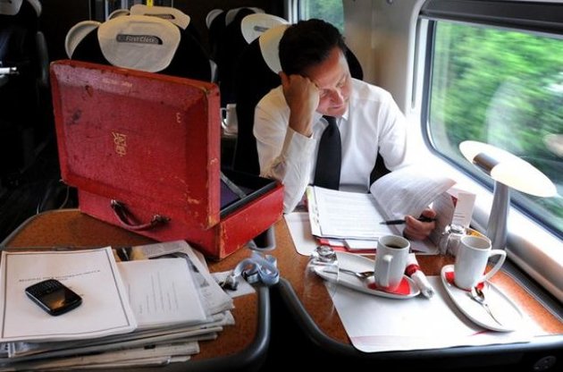 Дэвид Кэмерон оставил без присмотра в поезде министерский кейс с секретными документами