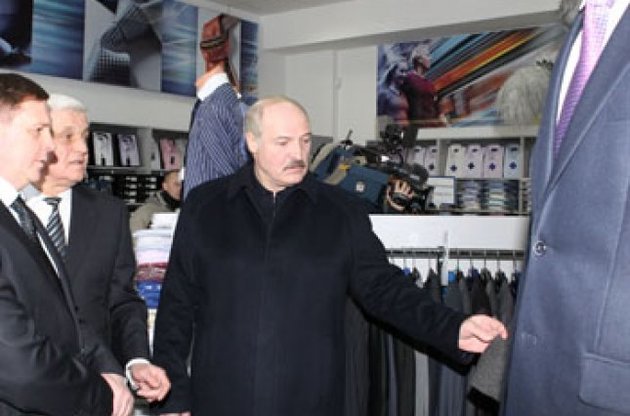 Лукашенко хочет брать "по 100 долларов с носа" при выезде белорусов за границу