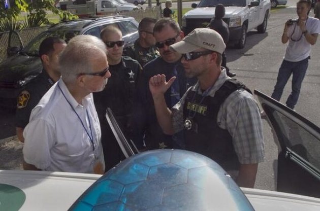 У США пастора Террі Джонса заарештовано при спробі спалити три тисячі копій Корану