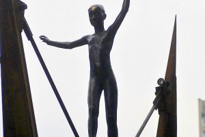В Киеве из стали и бронзы создали воздушную скульптуру девочки-канатоходца