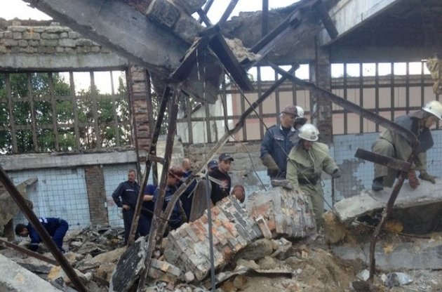 Под обломками рухнувшей крыши нашли тела двух человек