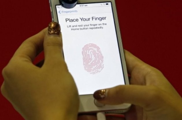 Сенатор поинтересовался, сможет ли ФБР получить доступ к отпечаткам пальцев на iPhone 5S