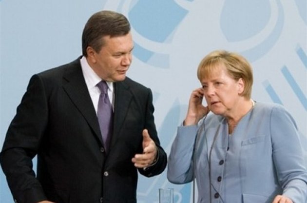 Янукович повідомив Меркель про своє очікування підписання асоціації з ЄС