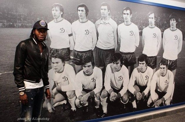 Мбокани на фоне фотографии "Динамо" 1970-х