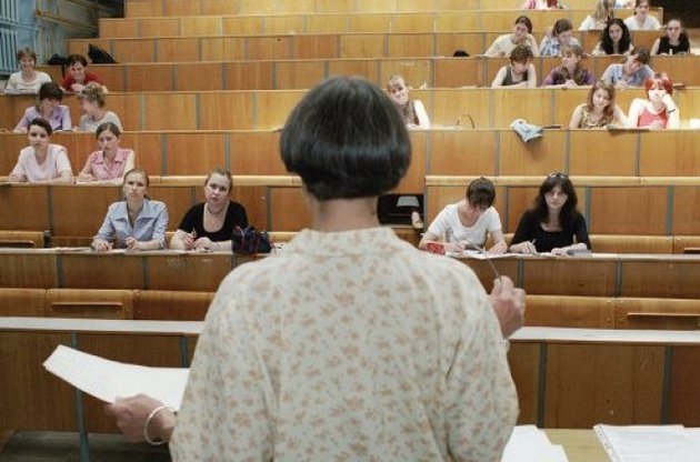 Доходи майже половини викладачів вузів не дотягують до середньої зарплати