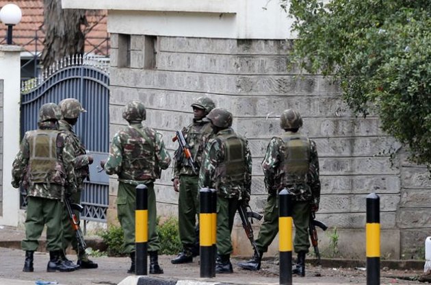 Кенийские спецназовцы, спасая заложников, разграбили магазины торгового центра в Найроби