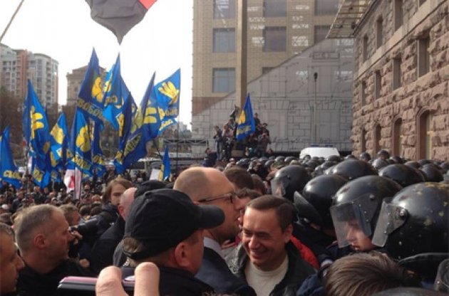 Оппозиция отказалась от попыток взять Киевсовет штурмом