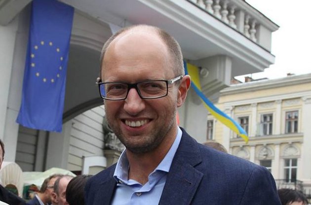 Яценюк рассказал Януковичу, как надо подписывать указы