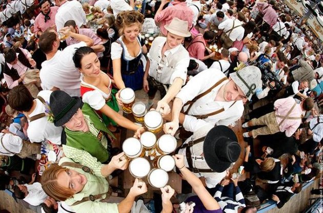 В этом году на "Октоберфесте" выпили на 200 тыс. литров пива меньше