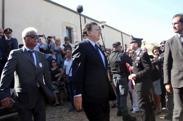 Баррозу встретили на пережившем трагедию острове криками "Позор!"