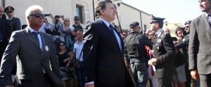 Главу Еврокомиссии встретили на пережившей трагедию Лампедузе криками 