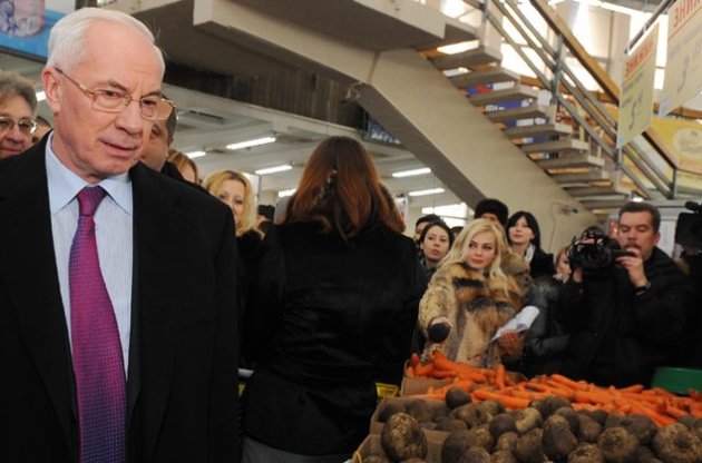 Азаров доволен урожаем картофеля