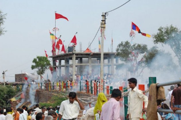 Давка у индийского храма привела к гибели более 70 человек