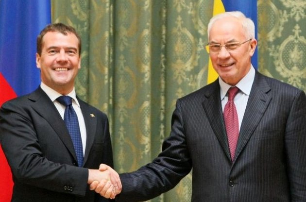 Азаров улетел в Россию пообщаться с Медведевым тет-а-тет