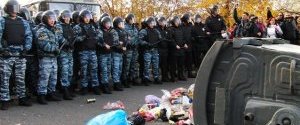 После погрома в Москве полиция под прикрытием БТРов задержала более тысячи нелегалов
