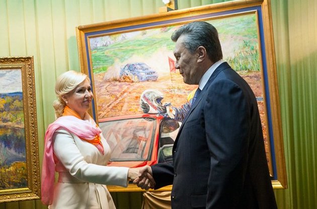 Донецкая художница подарила Януковичу его портрет в костюме автогонщинка
