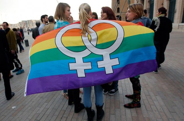 Французским мэрам запретили отказывать однополым парам в регистрации браков