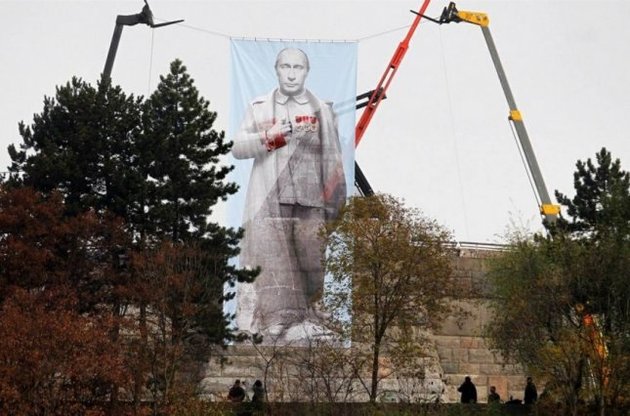 Антикомуністи вивісили у Празі величезний портрет Путіна на місці пам'ятника Сталіну