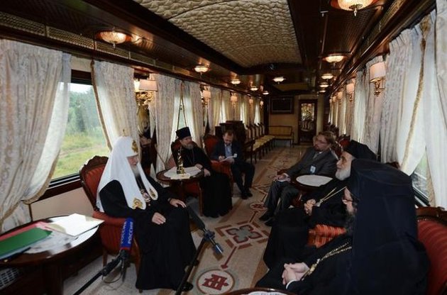 Кирило у вагоні "патріаршого потяга", обладнаного всілякими зручностями, у тому числі баром і золотим вівтарем