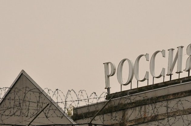 Россия начала обносить Украину колючей проволокой