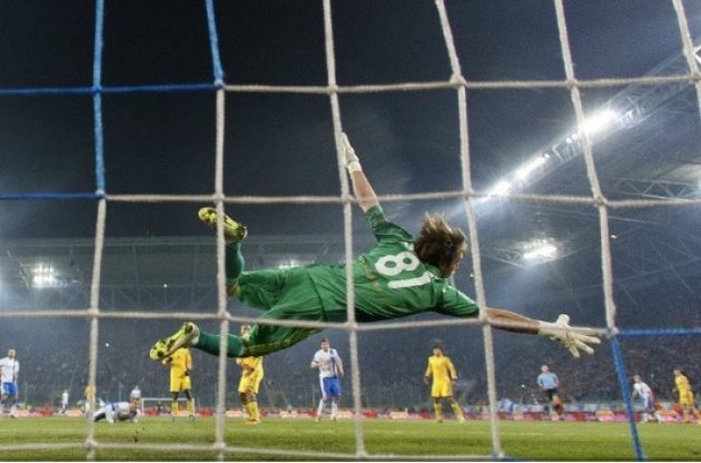 Воротареві "Металіста" вже дісталося від "Дніпра" на футбольному полі