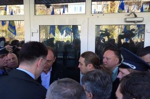 Свободівці виламали двері до МВС, домагаючись зустрічі з Захарченком