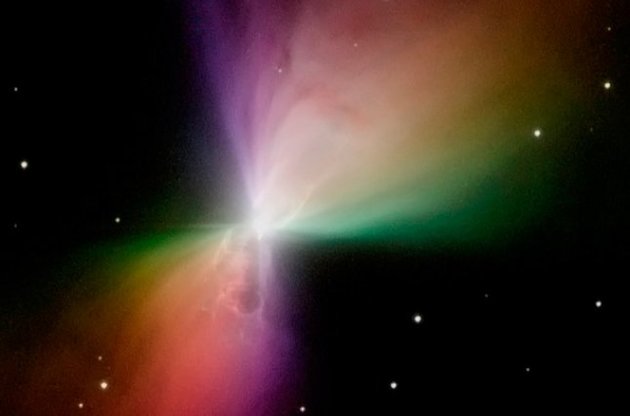 Зображення Туманності Бумеранга з телескопа Хаббл було отримано з використанням поляризаційних фільтрів.