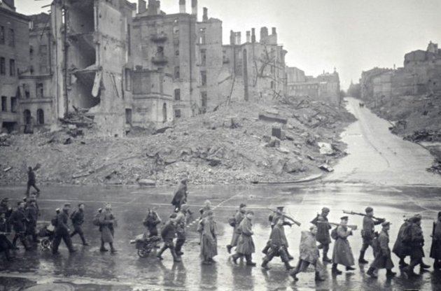 Советское руководство решило приурочить освобождение Киева к годовщине революции. Погибли сотни тысяч