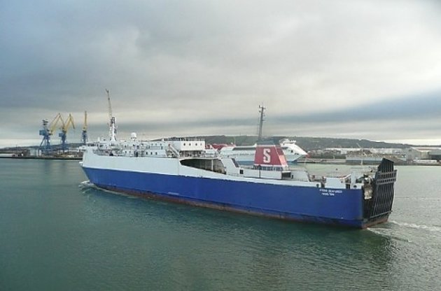 Пожежу на поромі АNT-2 гасили кілька годин