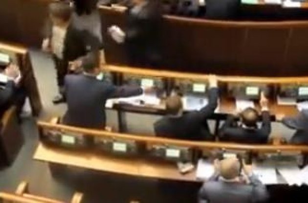 Евгений Геллер голосует за своего коллегу Виталия Калюжного