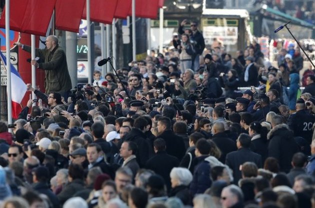 Президента Франции освистали на Елисейских полях