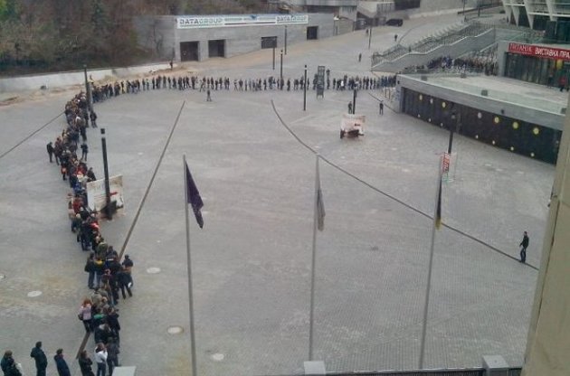 Болельщики выстроились в длинные очереди у касс &quot;Олимпийского&quot;