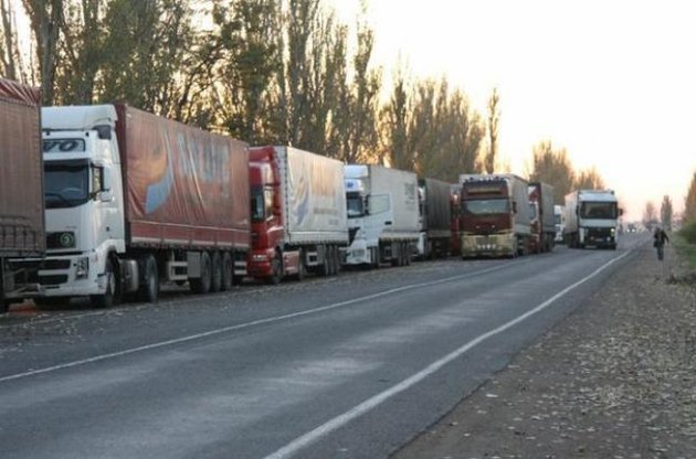 На кордоні з Росією вишикувалися багатокілометрові черги.